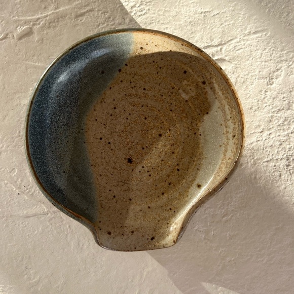 BEAUTIFUL BOHO ORGANIC HANDMADE SIGNED STUDIO POTTERY SPOON REST MID-CENTURY EUC - Picture 5 of 6